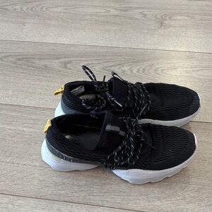 Sorel Black and White Logo Sneakers
Very good condition